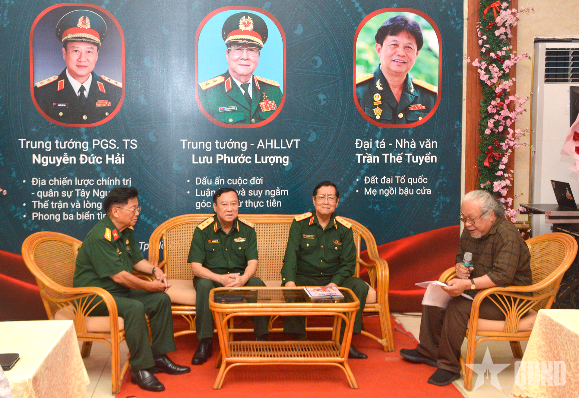 Ra mắt sách về chiến tranh cách mạng, hình tượng Bộ đội Cụ Hồ